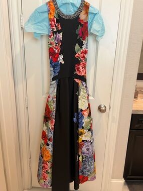 Alice + Olivia Black Floral Jewel-Neck Gown
